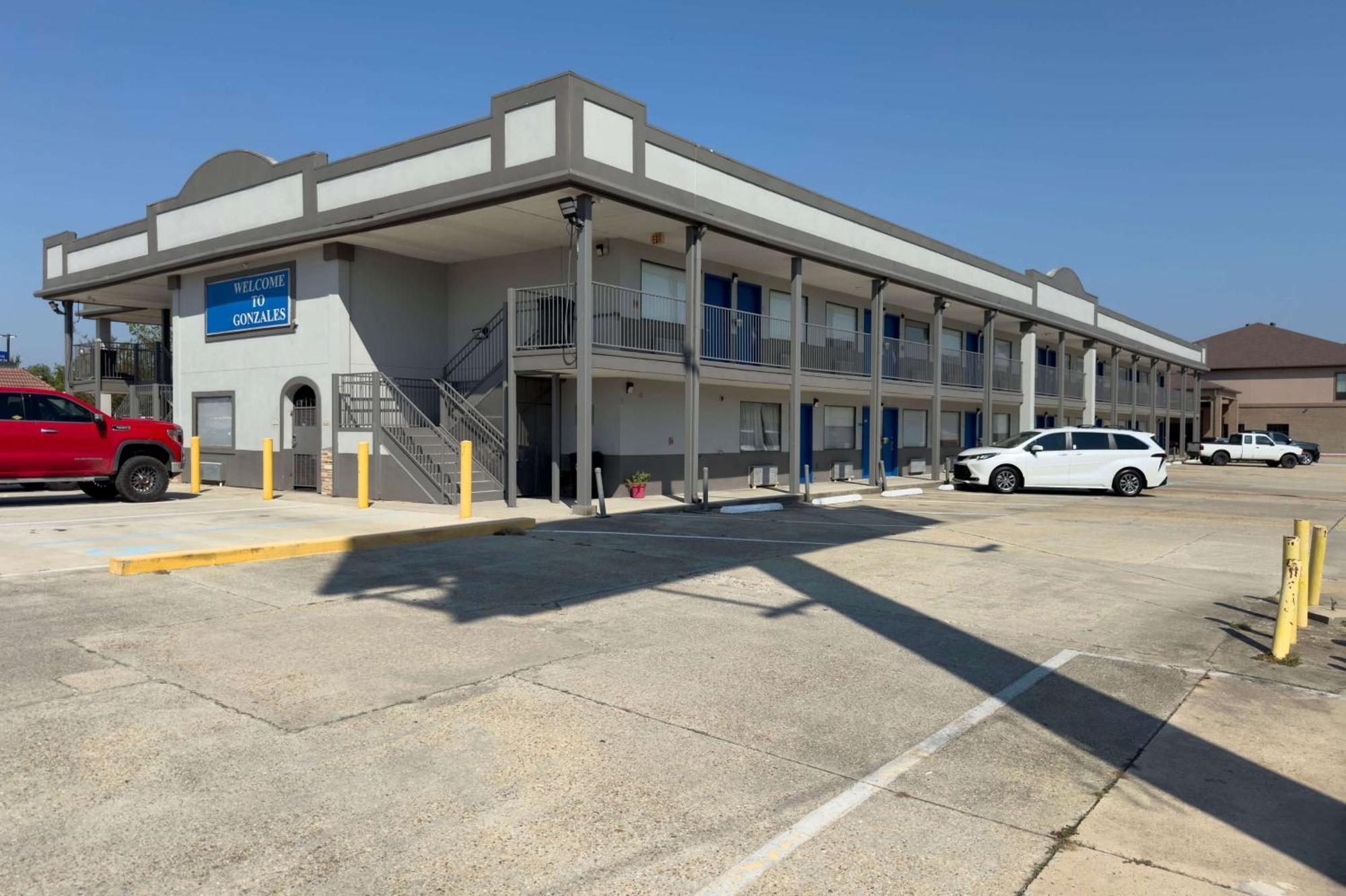Days Inn By Wyndham Gonzales Εξωτερικό φωτογραφία